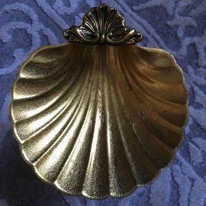 Eagle holding shell jewelry or soap holder